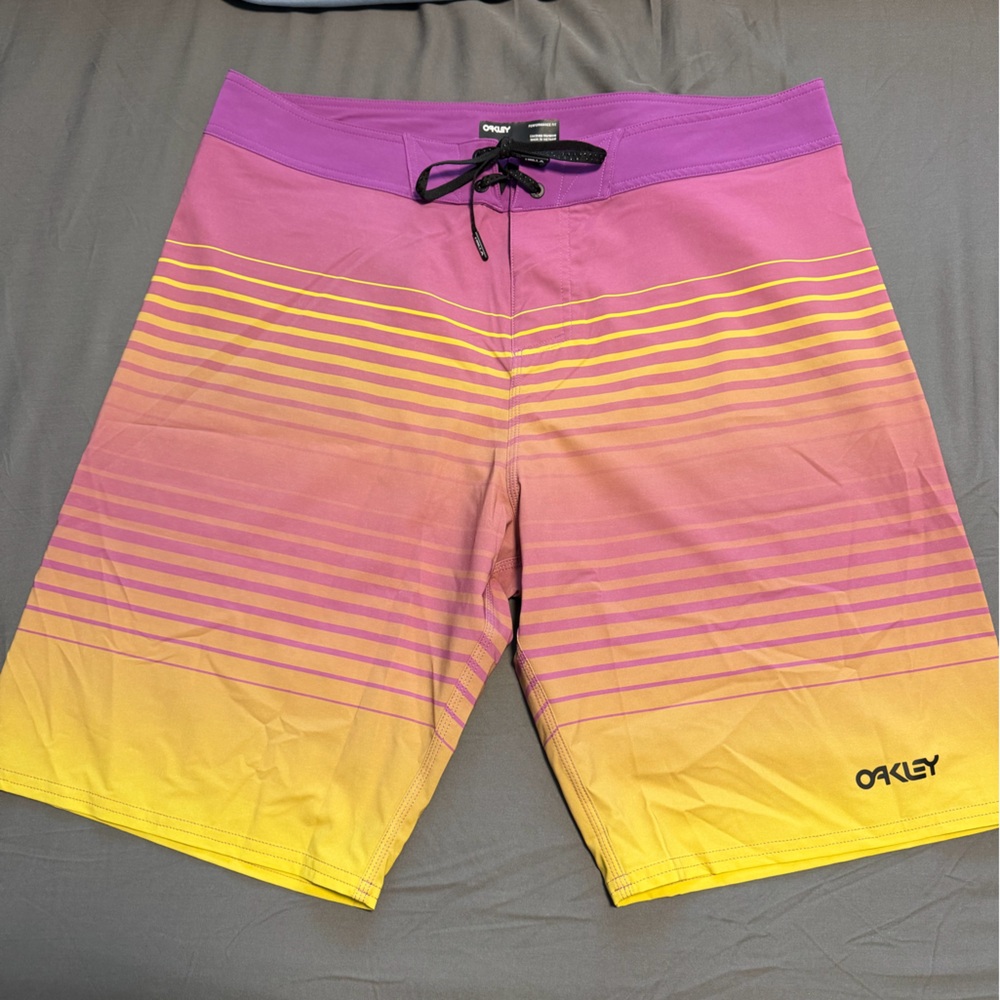 Men’s Oakley 36 board shorts 11 inch inseam